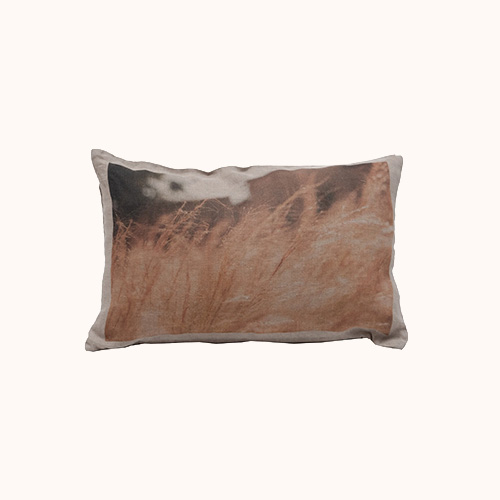 Des coussins graphiques en lin brut textur&eacute; de chez Bed & Philosophy 