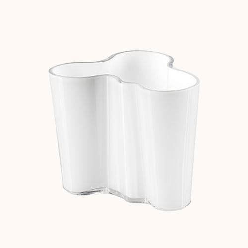 Le Vase d'Alvar Aalto (Iittala) en blanc opale 